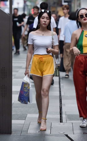墨镜美女 [13P]