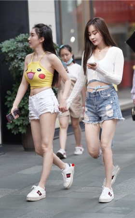 皮卡丘长发热裤小姐姐(40P)