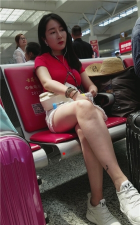 红衣裸腿妹子