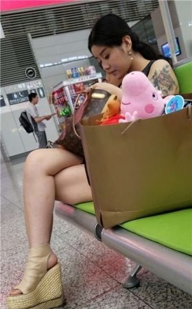 4k-黑色连衣裙坡高跟纹身街拍美腿美女