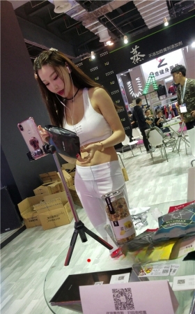 正在直播的白裤紧身美女