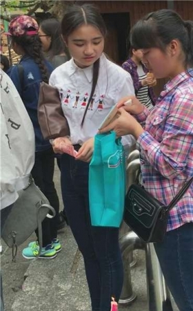 跟闺蜜路边花坛啃鸡爪的牛仔小妹，长腿高跟有几分性感！~