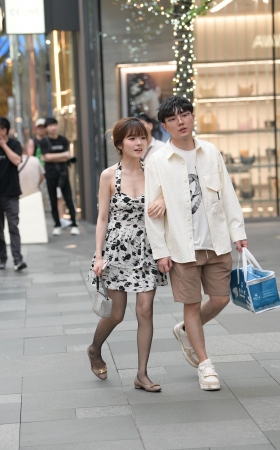 25512-4=43√黑丝平底鞋美女一枚