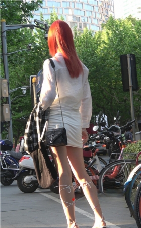 红发白色包臀裙妹子
