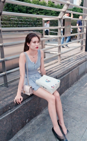 沉迷游戏的极品美腿肉丝女孩FF073