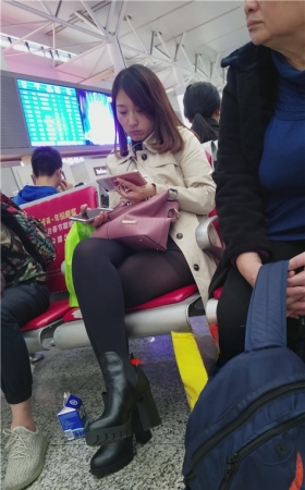 漂亮的黑丝妹子