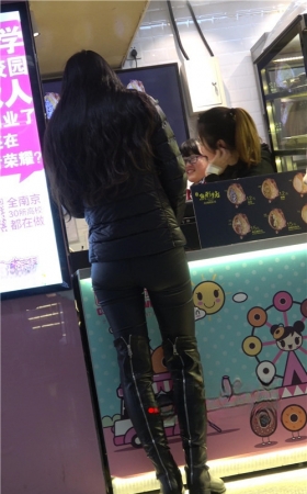商场里的两个高靴皮裤美女