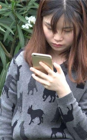 在商业广场看哈哈镜的包屯裙肉丝萌宝儿FF058