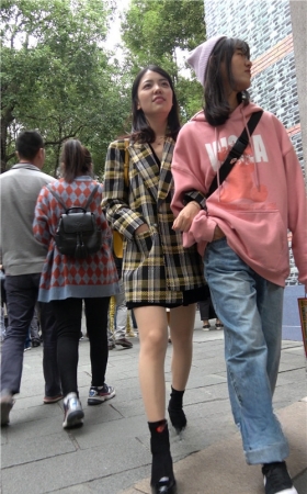 拍照的漂亮小姐姐