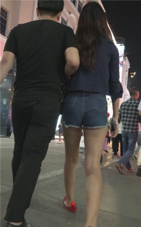 夜拍热裤美眉