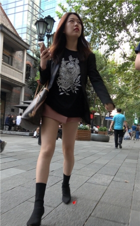 黑衣短靴小姐姐