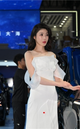 白色长裙美模(41P)