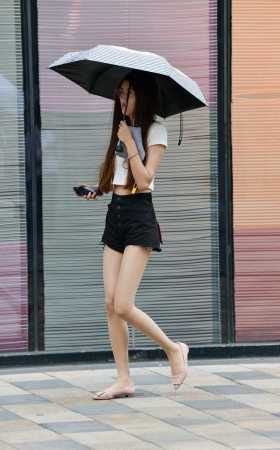 打伞肉丝袜长腿妹子3A1335[102M]