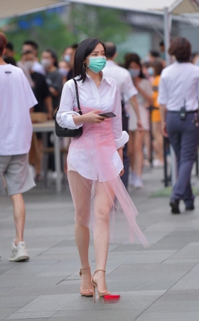 古驰门口的美腿美足小姐姐3A3578[497M]