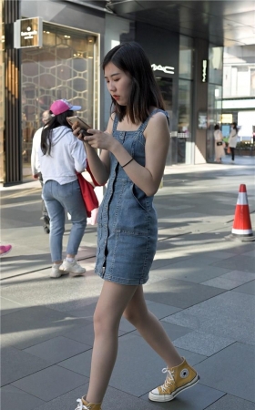牛仔连衣裙小姐姐的腿很美3A191[24P-679M]