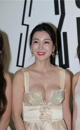 盛装美女【套图+视频】