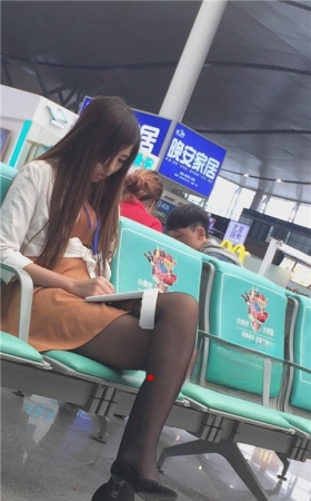 做笔记的黑丝小美女