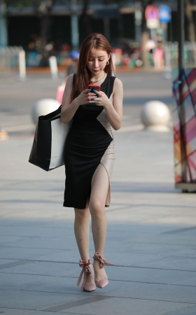 连体裙小姐姐