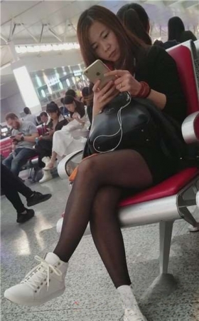 4k-候车室拍摄黑色丝袜美腿美女