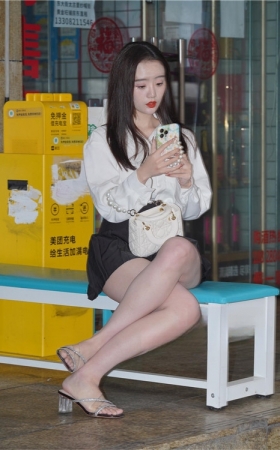 百褶裙美女【套图+视频】