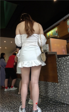 漂亮的白嫩丰满美腿小姐姐