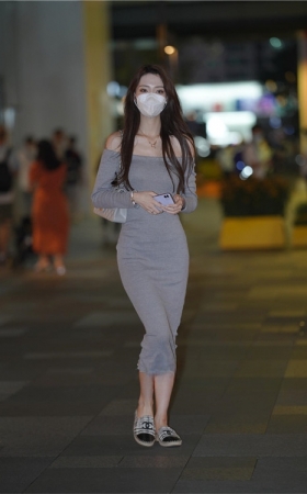 漂亮的长裙美女【套图+视频】