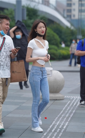 牛仔小蛮腰美女(18P)