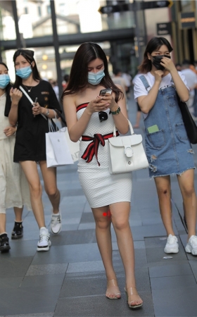 漂亮的白色包臀裙美女【套图+视频】