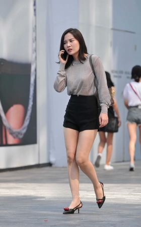 气质很好的黑色热裤美女 [11P]
