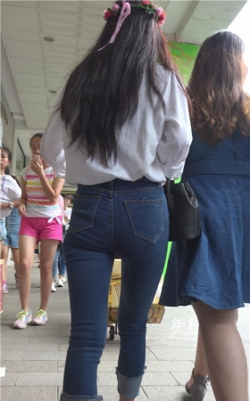 头上戴着花环的蓝牛美女