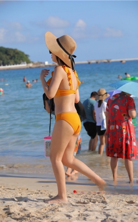 （视频）白色紧身连体包臀裙小姐姐