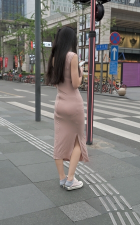 丰满紧身连衣包屯裙美女
