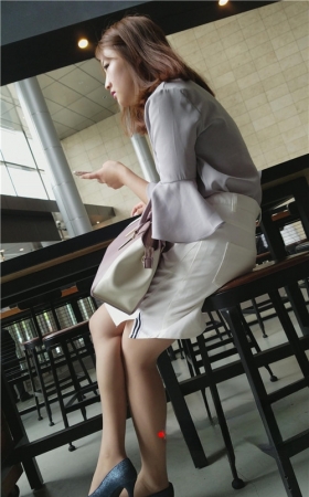 裸腿短发小姐姐