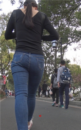 街拍牛仔裤小姐姐