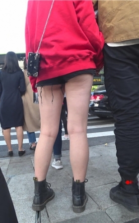 红衣黑色热裤美女