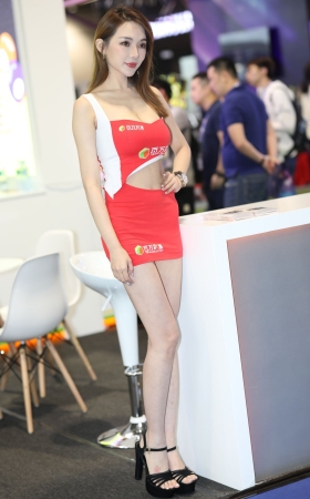 红裙长腿美模