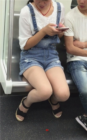 地铁偶遇吊带牛仔热裤文静小美女