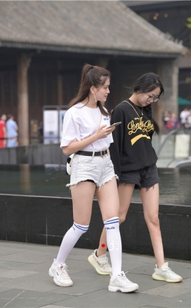 背着熊猫包包的小姐姐(75P)