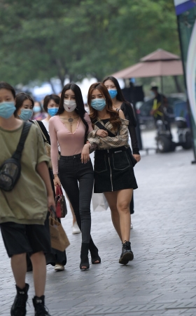长腿紧牛小妹