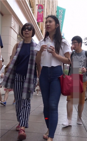紧身牛仔裤美女