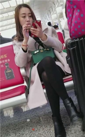 4k-高铁站候车室拍摄黑丝长腿知性甜美女神姐姐