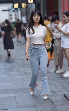 牛仔紧身裤丰腴美女【套图+视频】