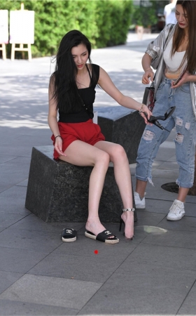 换鞋的美女(23P)