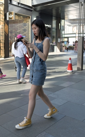 牛仔连衣裙小姐姐的腿很美
