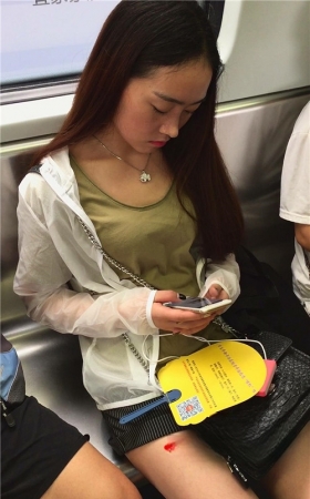 地铁上拍摄小清新美女