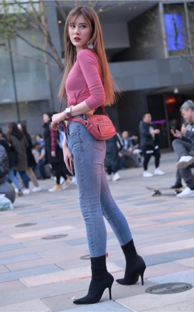 换鞋的牛仔裤美女(144P)