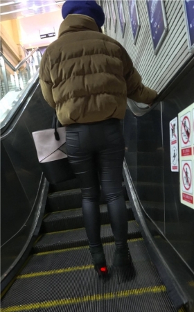 紧身皮裤MM