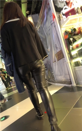黑色皮裤妹子