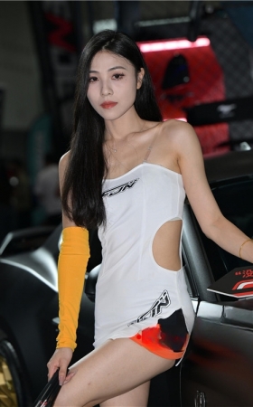 白色包臀车模美女(56P)