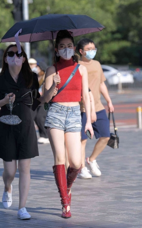 红皮靴美女 [19P]